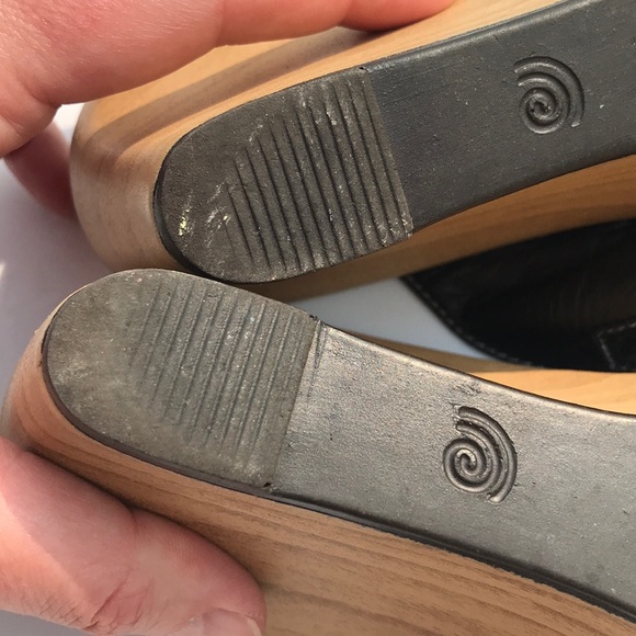 Unisa 9 black leather 2 strap 3.25” high wedge heel adjustable buckle sandals - Picture 8 of 8